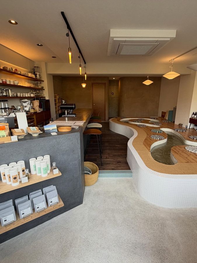 足湯と棚のある明るい店内